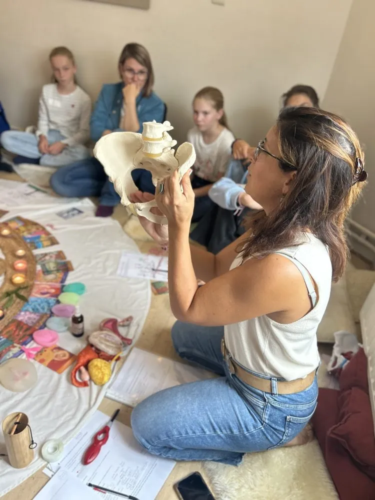 Sophie Laféac montre un bassin aux participantes d’un Cercle Rose