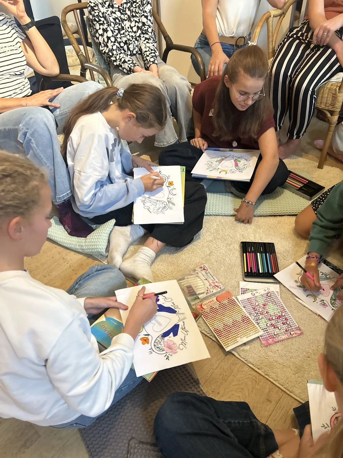Des jeunes filles dessinent pendant un Cercle Rose