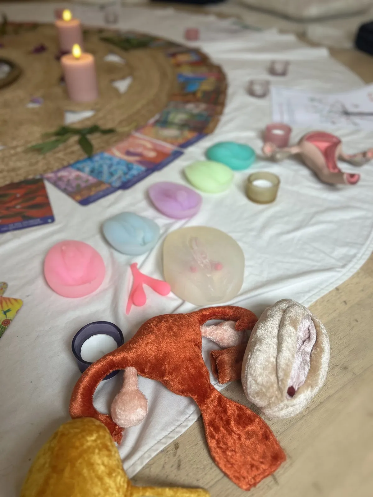 Matériel pédagogique d’un Cercle Rose : bougies, cartes, modèles d’utérus et de vulve